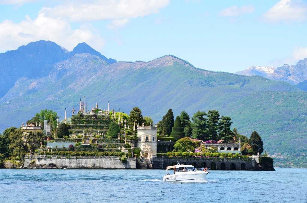 Borromean Körfezi Adalarının ilki Isola Bella – Stresa – Maggiore Gölü…