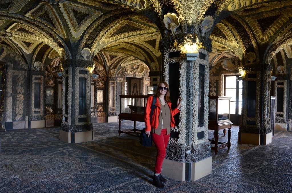Palazzo Borromeo - Deniz kabukları ve çakıl taşları ile kaplı yer altı odaları…