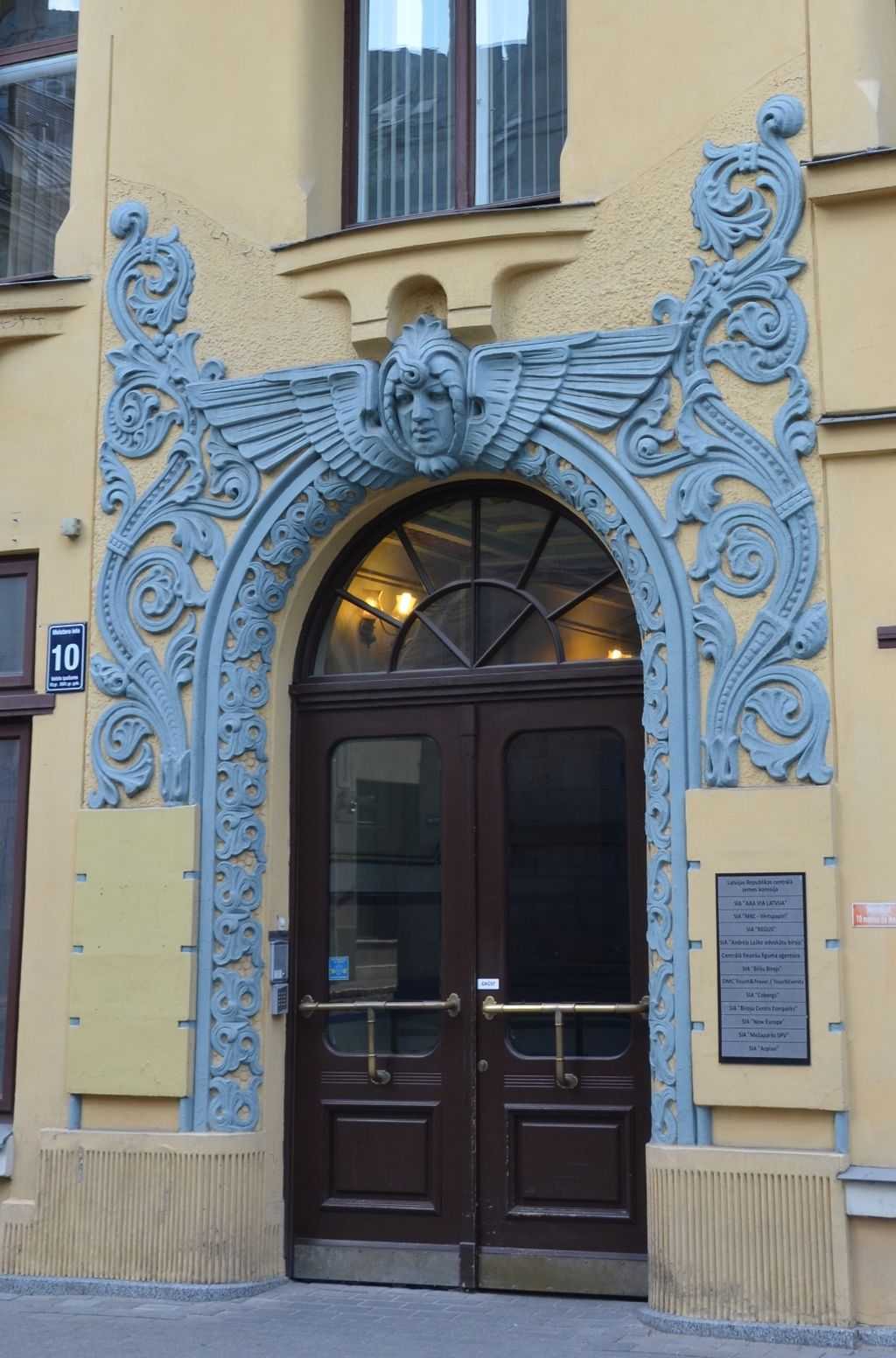 Cat House binasının Art Nouveau kapısı… Meistaru Iela - 10