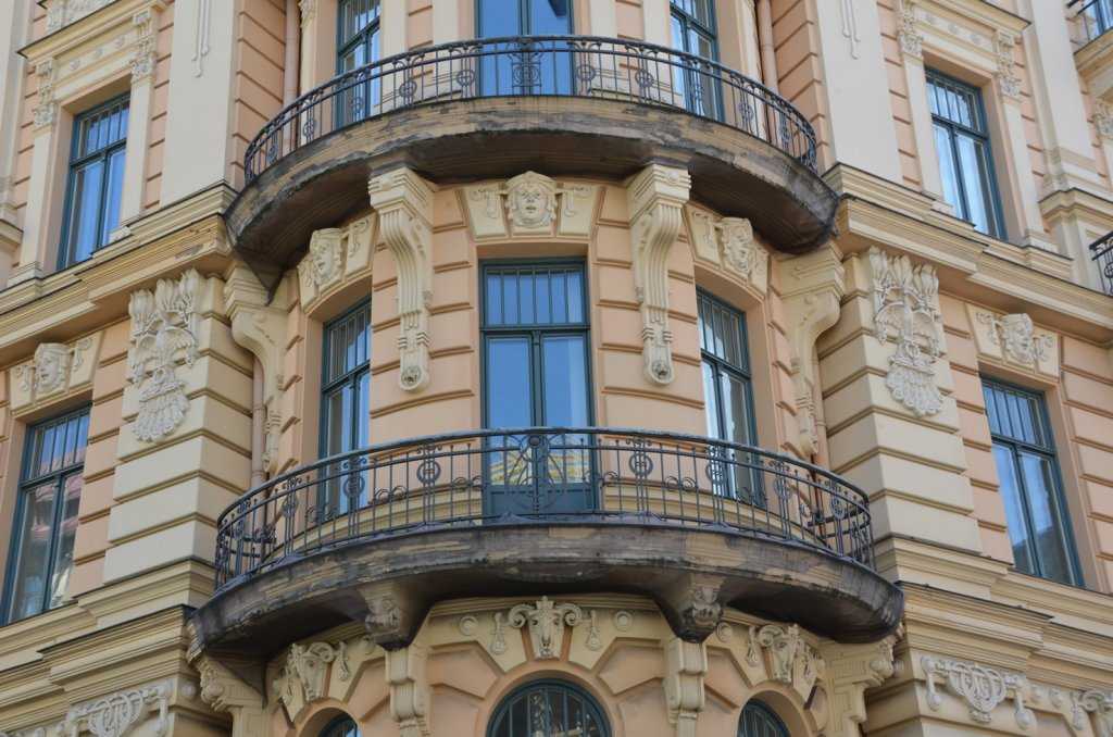 Alberta iela 13 adresindeki Art Nouveau apartmanının köşe balkon detayı. Metal balkon korkulukları tipik Art Nouveau çizgisindedir…