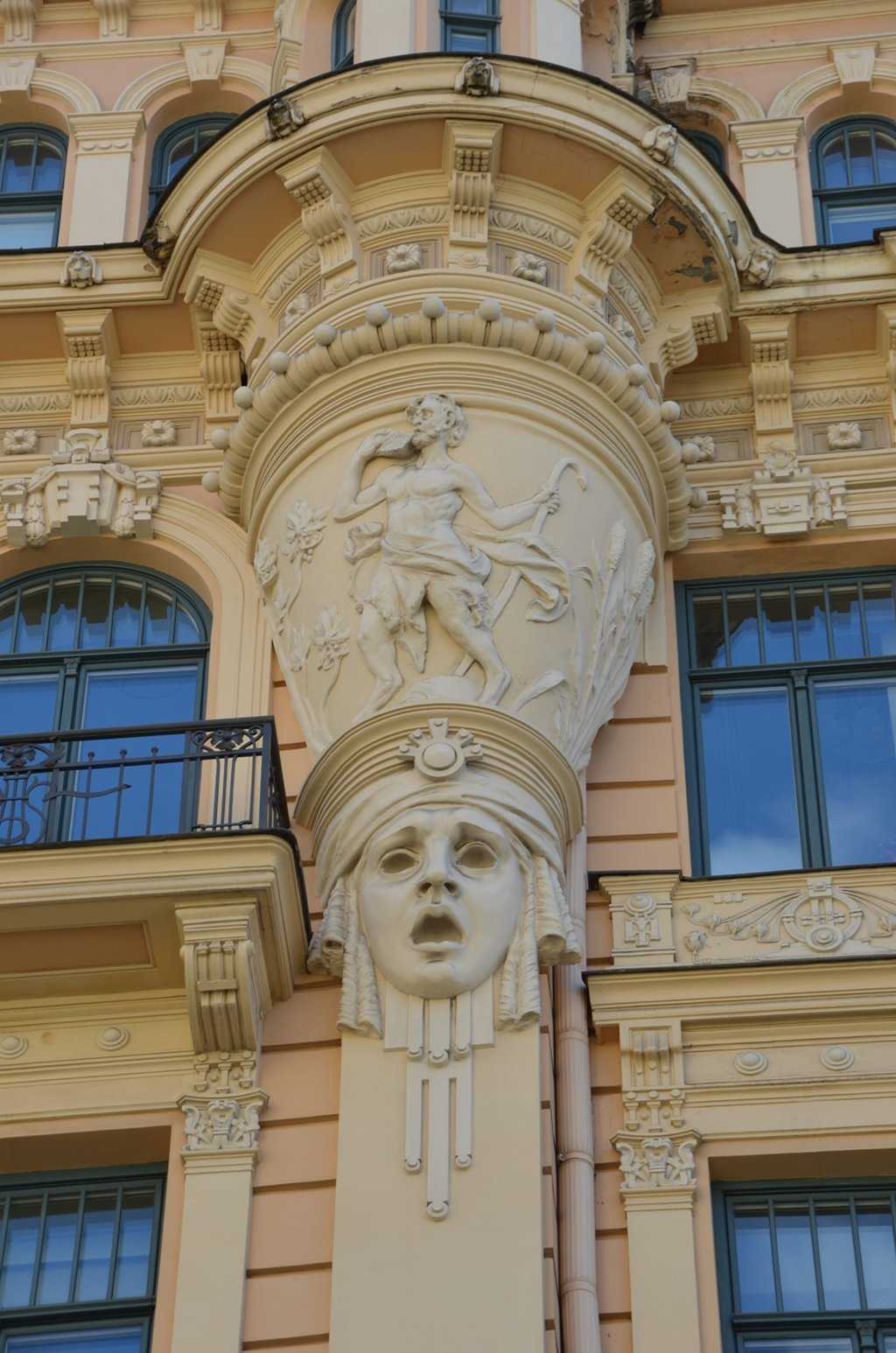 Alberta iela 13 adresindeki Art Nouveau apartmandan detay – Maskenin tacı özgürlük, güneş ve zaferi temsil ediyor…