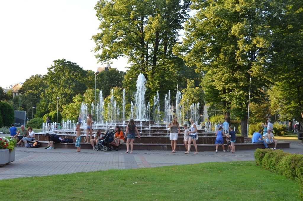Kronvalda Parkındaki fıskiyeli havuz cazibe noktası…