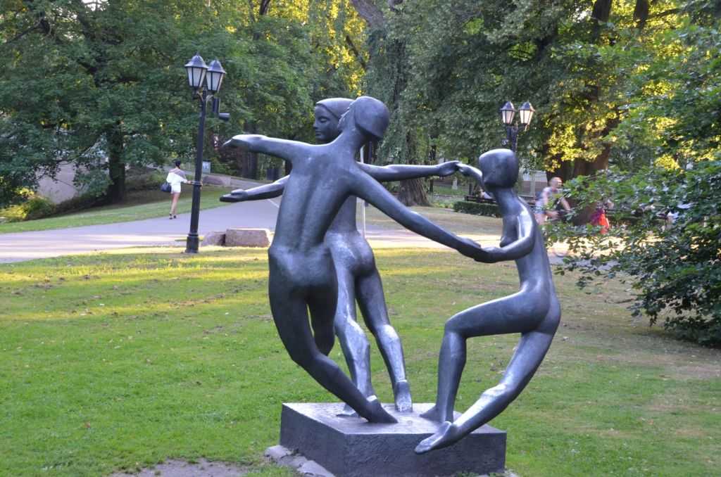 Kronvalda Parkındaki Barış Dansı Heykeli ( Dance of Peace)… Heykeltıraş Parsla Zalkalne,1970