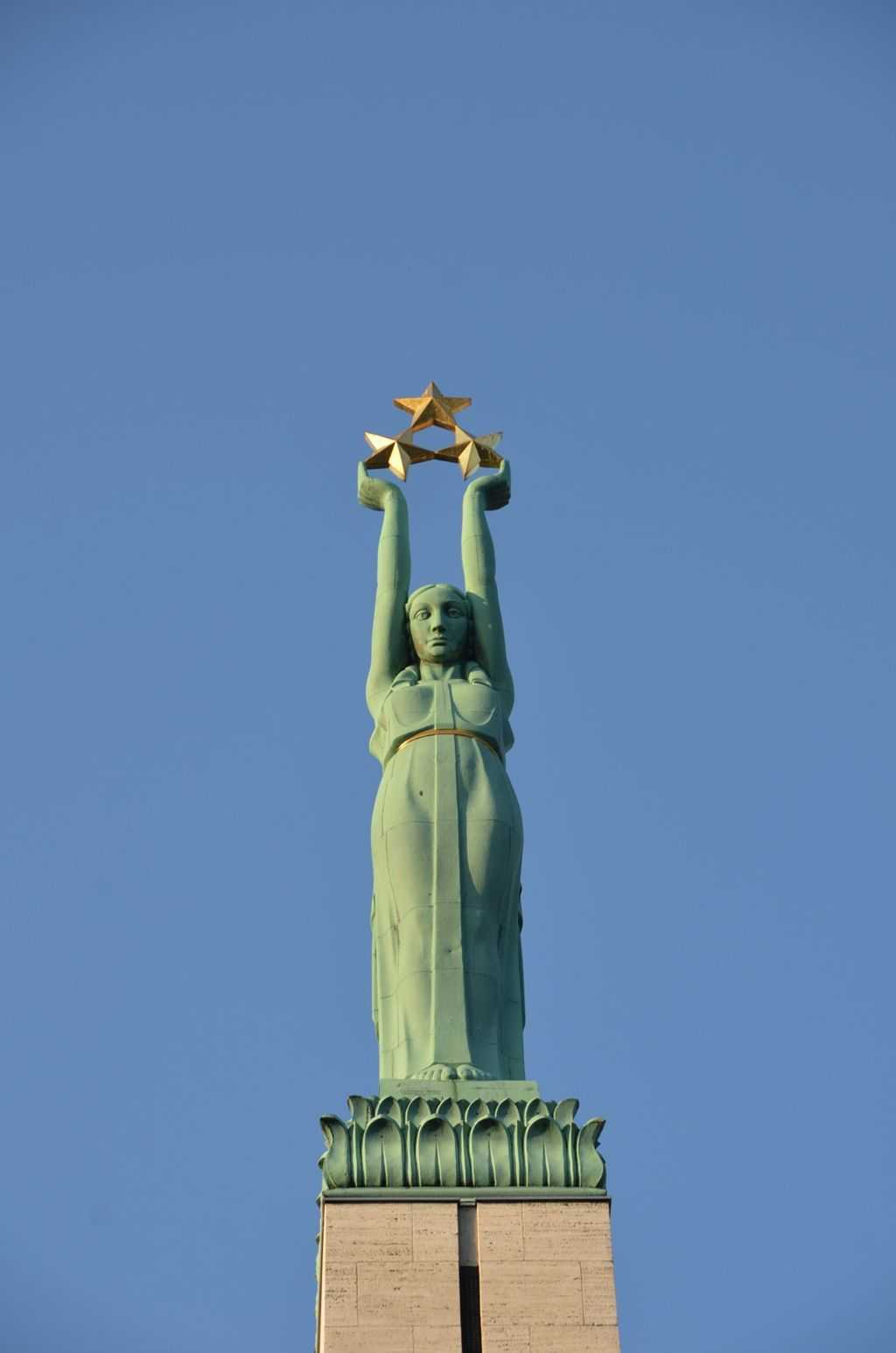 Özgürlük anıtında Milda olarak bilinen bu kadın heykeli üç altın yıldız taşıyor ve bunlar Letonya’nın üç kültürel bölgesini temsil ediyorlar. Kurzeme, Vidzeme ve Latgale. Sovyet döneminde yetkililer halka bu anıta çiçek koymayı yasaklamışlar ve biraz öteye Lenin heykeli yerleştirmişlerdi…