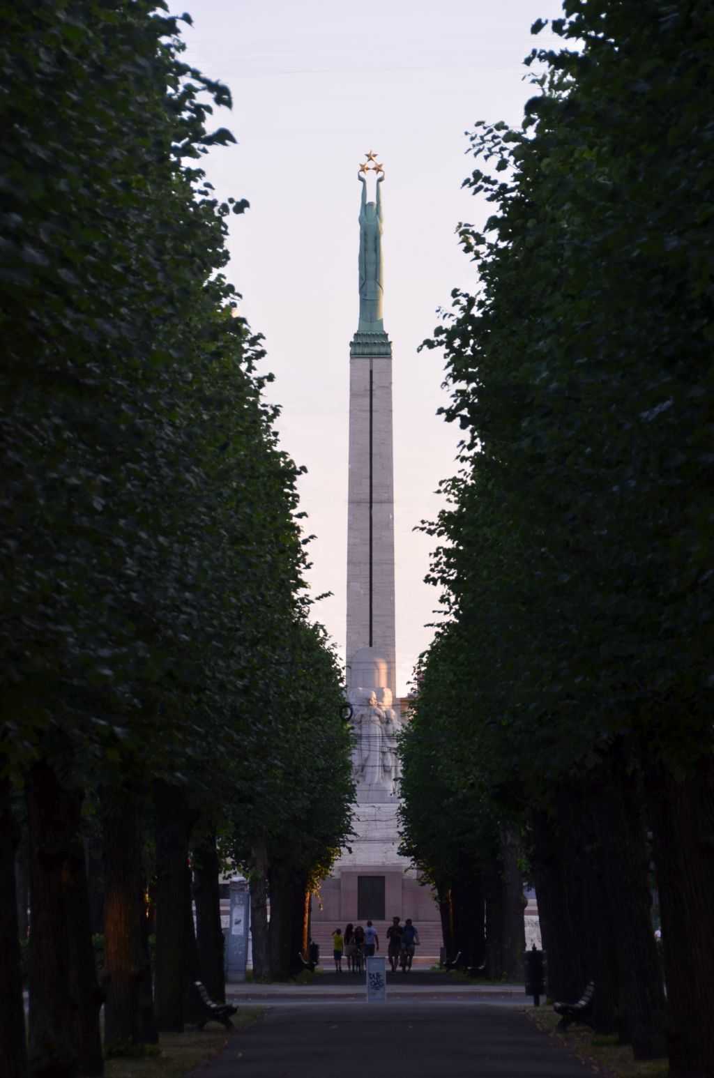 Letonyalı heykeltıraş Kārlis Zāle tarafından tasarlanan özgürlük anıtı…