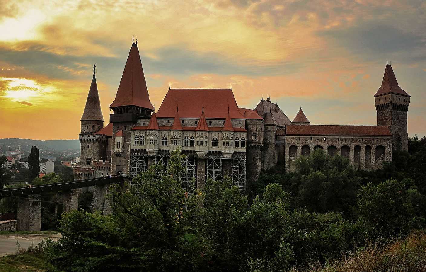Castelul_Corvineștilor;_pe_fundal_se_vede_orașul_Hunedoara.