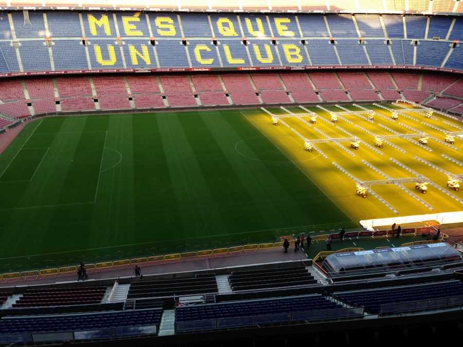 Camp Nou - çimlere özel ışık veriliyor