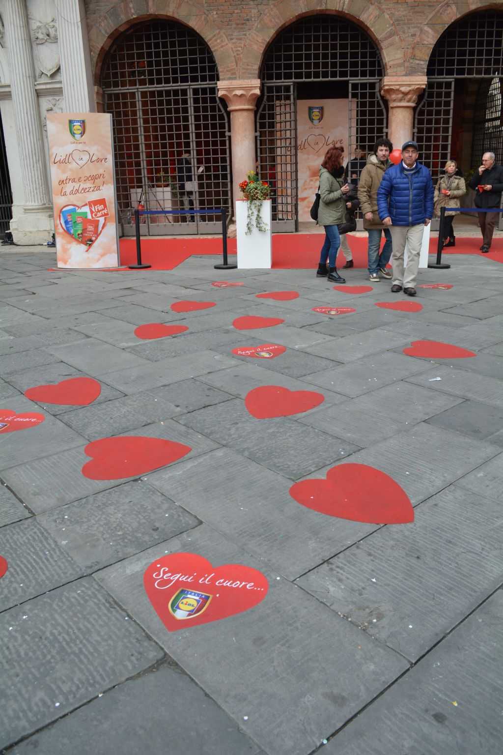 Piazza dei Signori meydanındaki yere yapıştırılmış kalpler sizi aşka dair ne varsa oraya doğru götürüyor :)