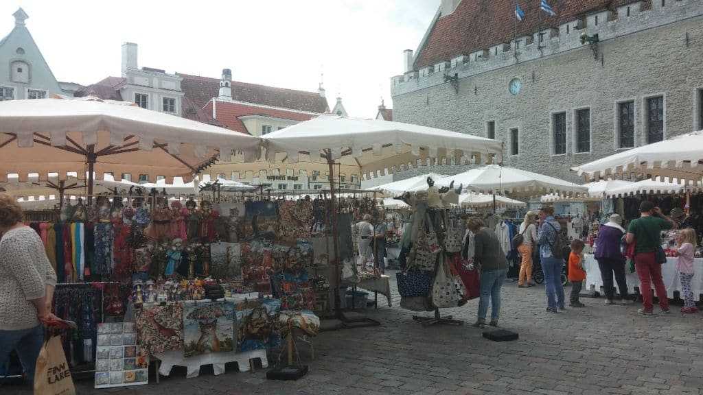 Eski Şehir Meydanı Raekoja Plats  Tallinn, Estonya