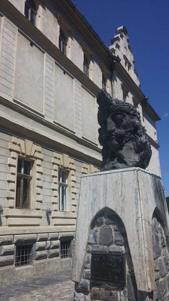 Vlad Tepeş’in şehir meydanındaki heykeli, Sighişoara, Transilvanya, Romanya