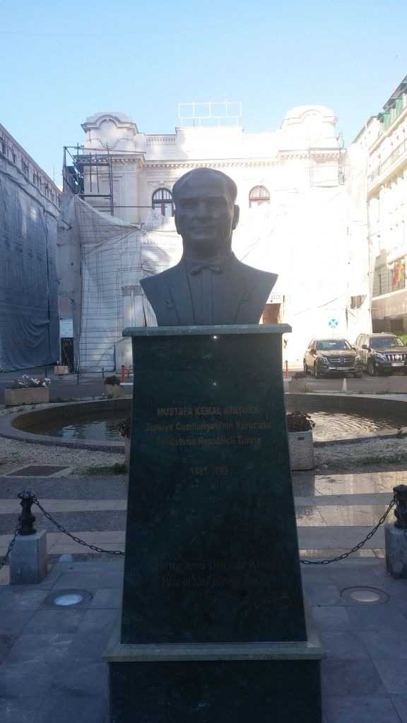Mustafa Kemal Atatürk Meydanı ve Büstü, Bükreş, Romanya