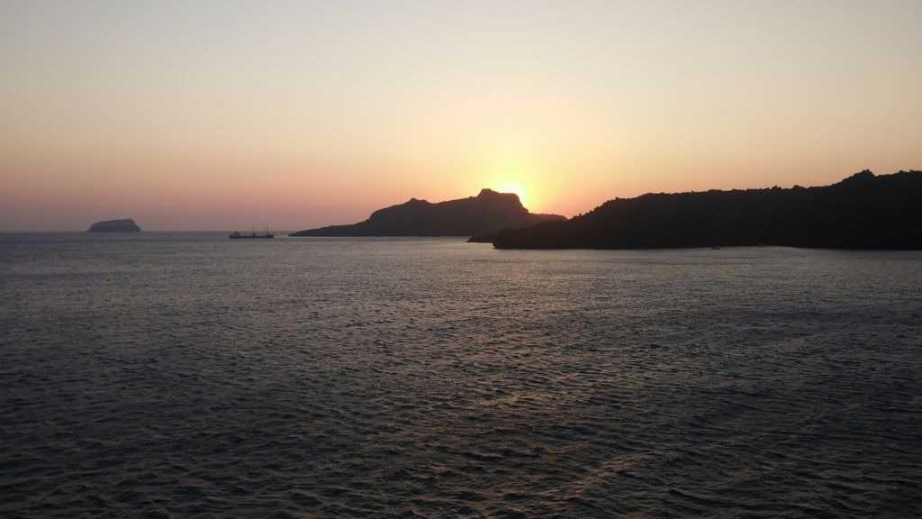Santorini’de günbatımı… Adayı güneşin kızıllığına teslim ettik, gezimizin sonuna geldik…