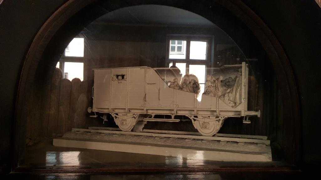 Esirlerin taşındığı vagonu simgeleyen bir maket