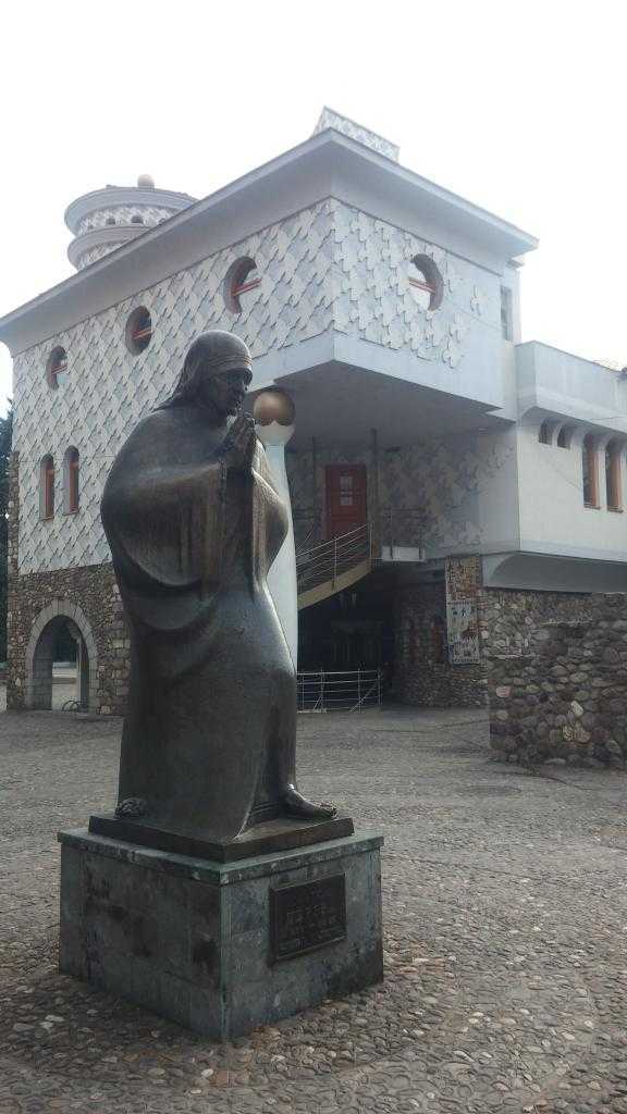 Rahibe Theresa müzesi ve heykeli, Üsküp, Makedonya