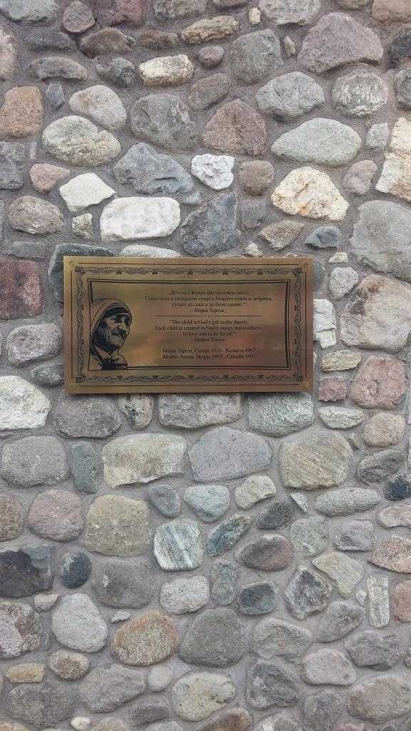 Rahibe Teresa ile ilgili plakalar şehrin her yerinde görülmekte, Üsküp, Makedonya