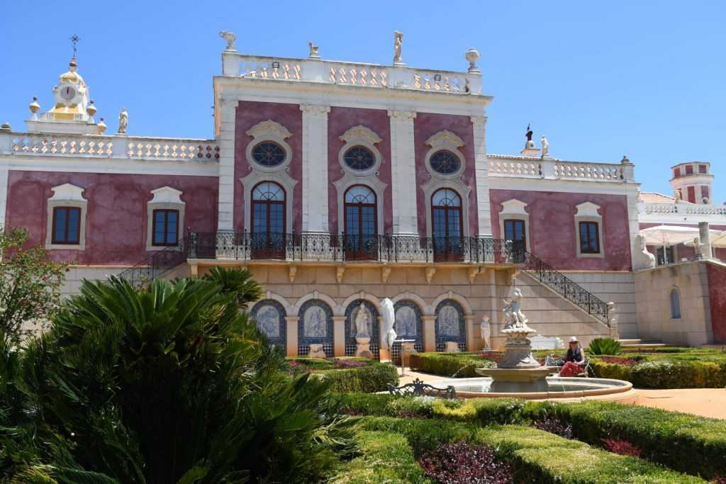 Pousada Palácio de Estoi, arkada görünen çan kulesi, çatı erişim kulesi ve ortasındaki heykelli süs havuzu ile Teras Bahçesi…