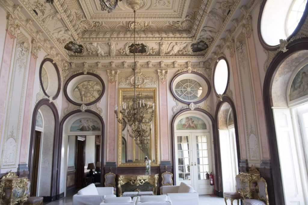 Estoi saray-otelinin ana salonundan bir görünüş… Sarayın diğer odalarına göre daha şatafatlı olan bu kısım ağırlıklı olarak XV. Louis stilinde dekore edilmekle beraber, Rönesans ve Barok stillerinden de izler taşır…
