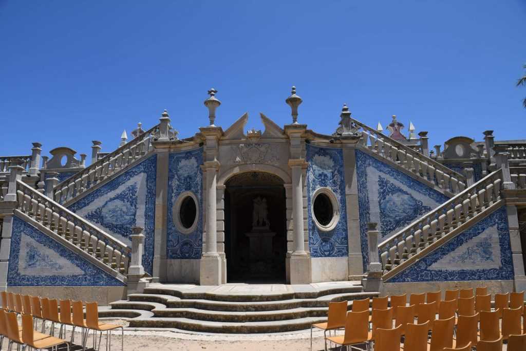 Saray yerleşkesinin en alt kodundaki Pereira Júnior imzalı mavi-beyaz seramikleri ile dikkat çeken Casa da Cascata