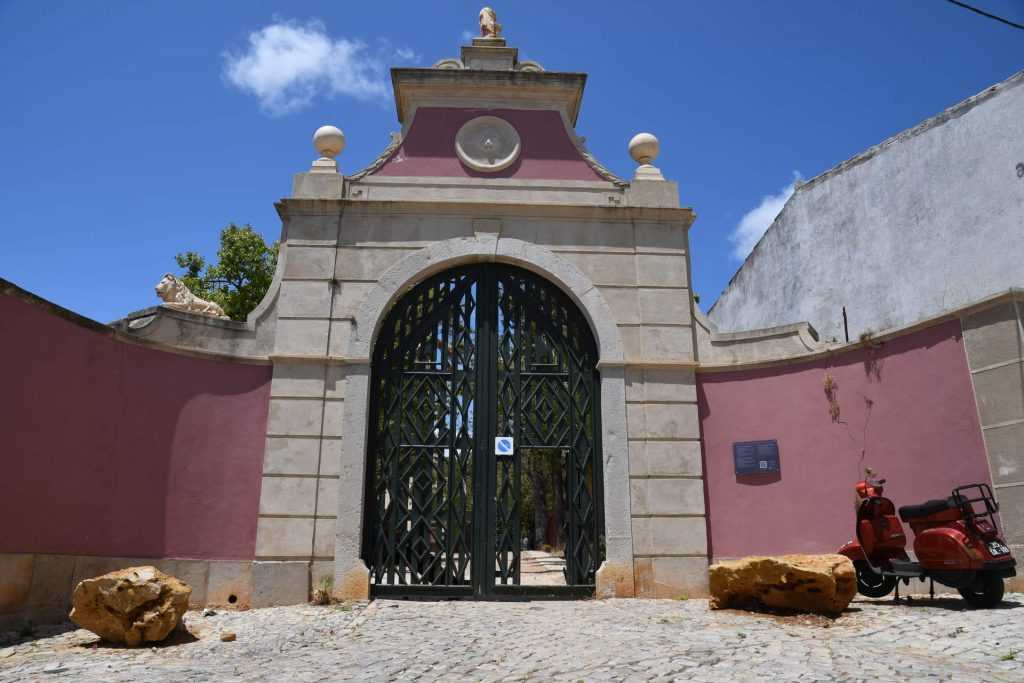 Pousada Palácio de Estoi bahçesine giriş yapılan aslanlı kapı