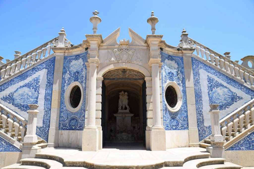Casa da Cascata adlı içi ve dışı mavi-beyaz azulejos kaplı pavyonun içinde Canova'nın "Üç Güzeller" adlı heykelinin bir kopyası yer almaktadır