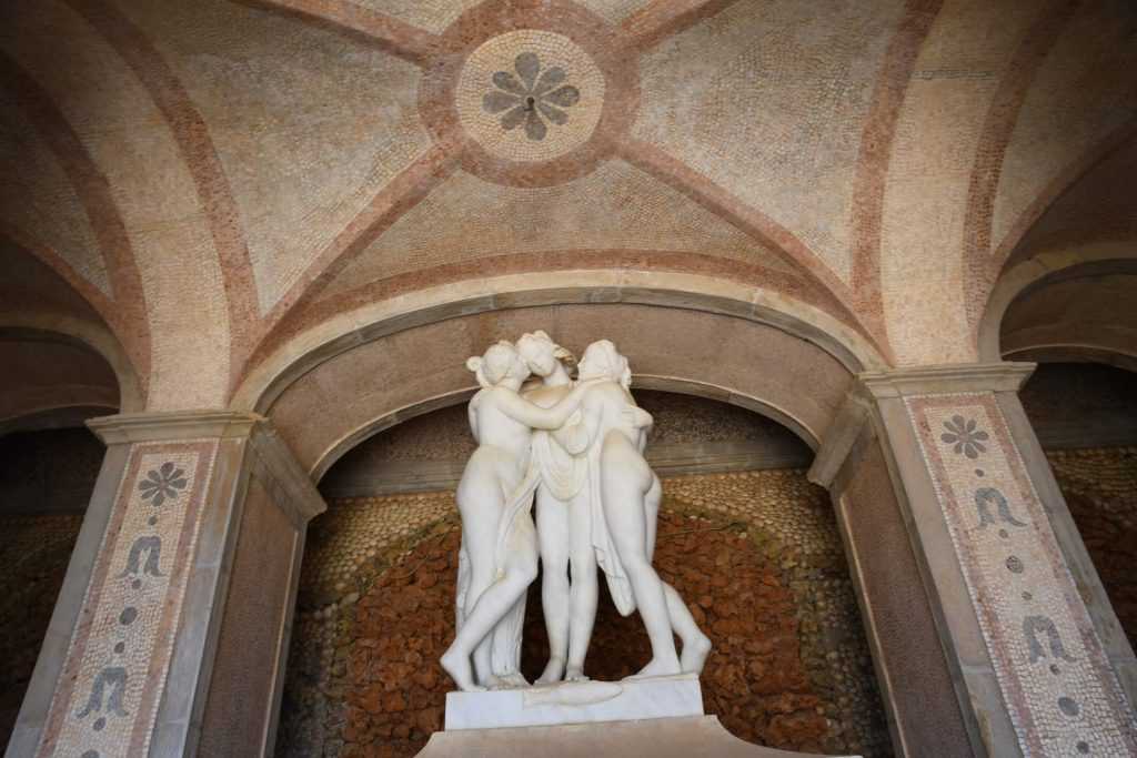 Casa da Cascata adlı pavyonun içinde yer alan Canova'nın "Üç Güzeller" adlı heykelinin kopyası