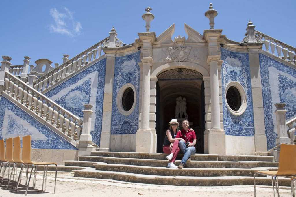 Casa da Cascata adlı içi ve dışı mavi-beyaz azulejos kaplı gizli mağaranın genel görünümü