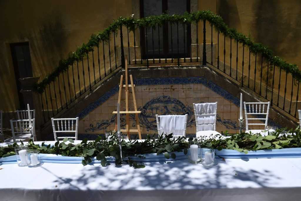 Pousada Palácio de Estoi saray-otelinin aslanlı kapı girişinde bir düğün yemeği hazırlığı…