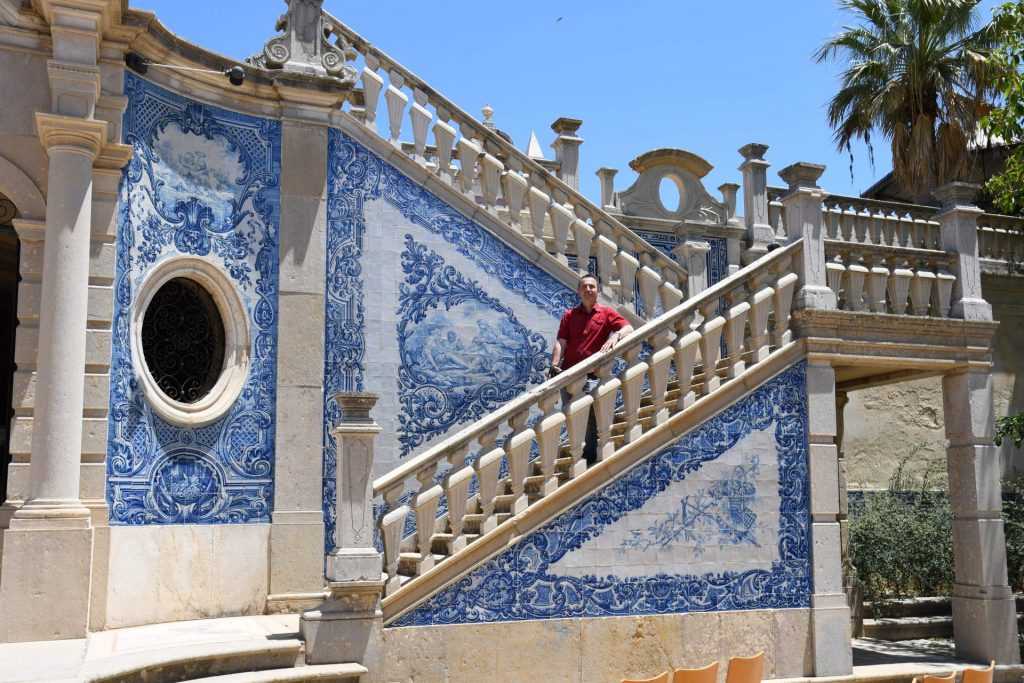 Casa da Cascata adlı içi ve dışı mavi-beyaz azulejos kaplı tapınak-mağaranın merdivenleri