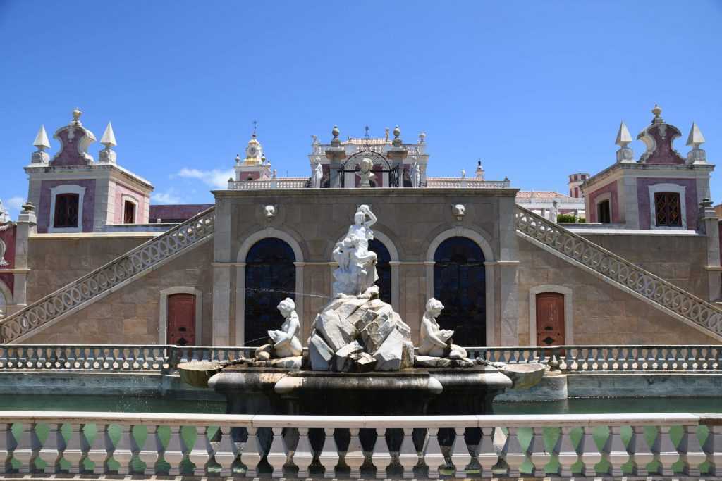 Patamar da Casa do Presépio Terası. Denizkızları tasvirinin yer aldığı heykelli havuz