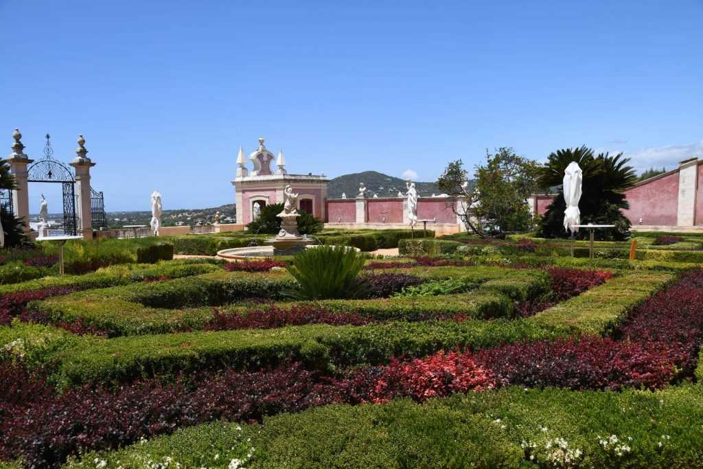 Pousada Palácio de Estoi adlı saray-otelin “Teras Bahçesi” olarak adlandırılan geometrik Barok bahçesinden bir görünüş