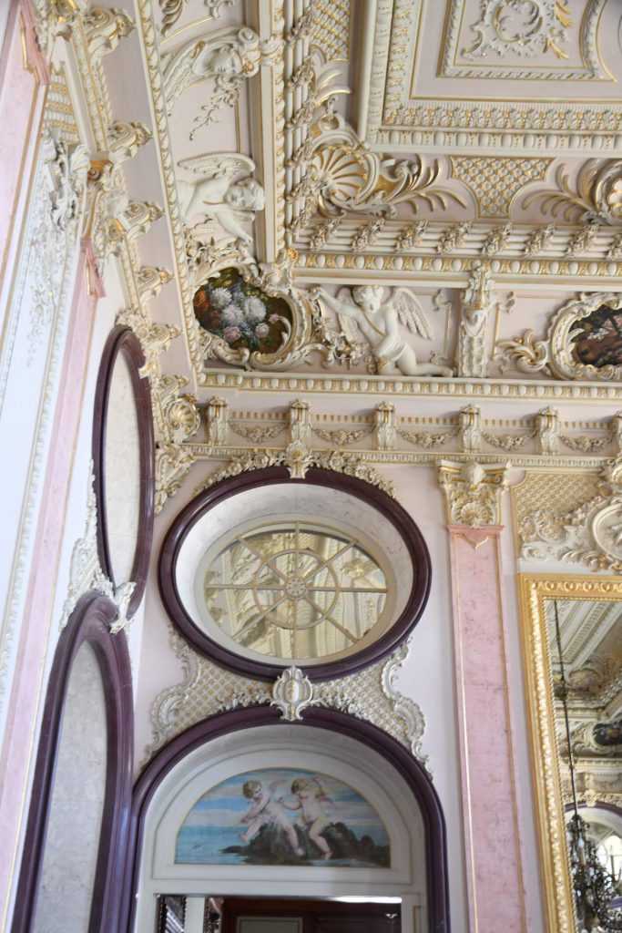 Estoi Sarayı Asilzade Salonundaki (Salão Nobre) tavan ve duvarı birleştiren yanal stuko çalışmaları