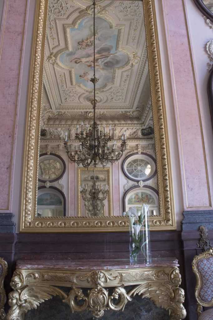 Altın yaldızlı mobilyaları ve detaylı ince işçiliği ile XV. Louis stili Asilzade Salonu (Salão Nobre)